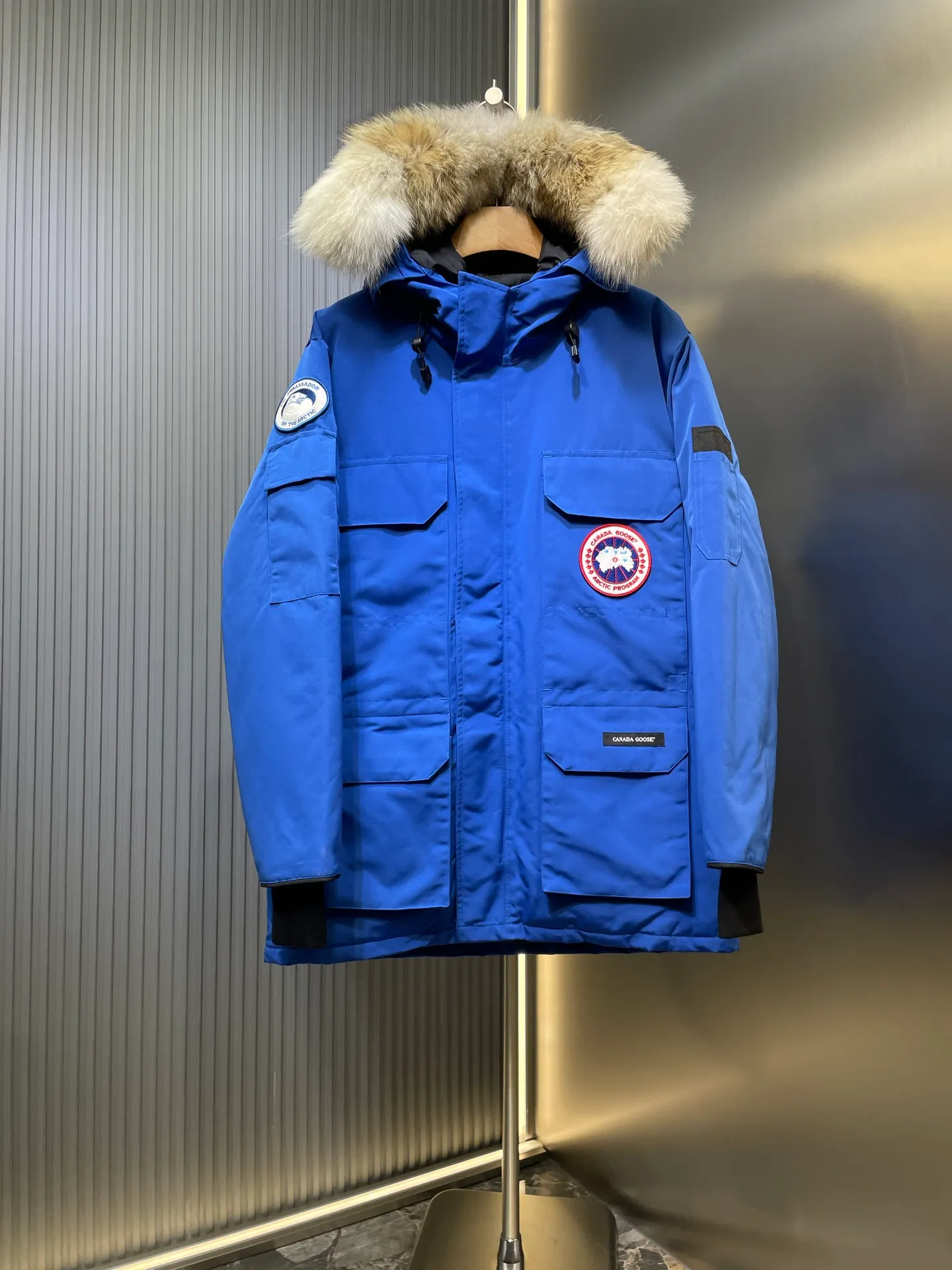 P910 special version 🌟 🇨🇦CANADA GOOES 24 new models 08 models/couple models Factory direct supply: supplying global purchasing agents, micro-business, entities, Tmall, high-end stalls and studio cooperation, free shipping! Canada Goose Expedition Parka 2008 is the same style for men and women. It is mid-length and the most timeless classic. All Arctic and Antarctic scientific expedition teams choose Canada Goose as their cold-proof equipment. It is the Rolls-Royce of down jackets. ➖ Industry-leading anti-counterfeiting chip sensing. ➖ Imported Behringer embroidery machines and customized embroidery labels, the highest level and industry leading. ➖ Imported Korean 21-count polyester-cotton blended original fabric, TC85 waterproof coated fabric, water-repellent, windproof and wear-resistant. ➖ The new national standard 80 white duck down is filled with an average of 520 grams of down. The amount of down filled is industry-leading. ➖ 100% nylon lining with double double-layer sealing design to prevent velvet running, and seamless thread design on the cuffs! ➖ Western Canadian Green Wolf Collar. ➖ Yoshida YKK provides original factory-customized electroplated sliders. YKK two-way lockable zippers are tight and smooth and do not peel off paint. ➖ 3M composite Velcro is durable and the accessories and hardware are all custom-made. Note: Our copywriting is only simple and clear. Instead of bragging about the copywriting, it is better to compare and understand with samples. Only for the purest goose, the most dedicated, the most professional, the highest quality, the highest cost performance!  Size:XS-XXL